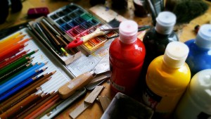 Mesa con pinturas